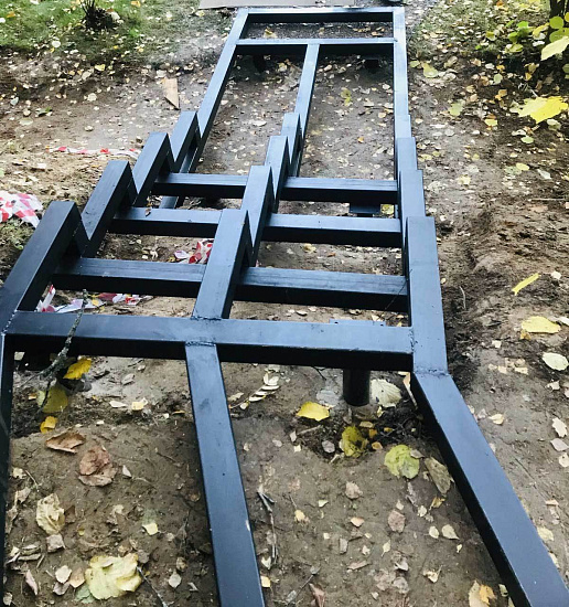 Винтовой свайный фундамент и металлический каркас — для лестницы оборудованной на крутом склоне